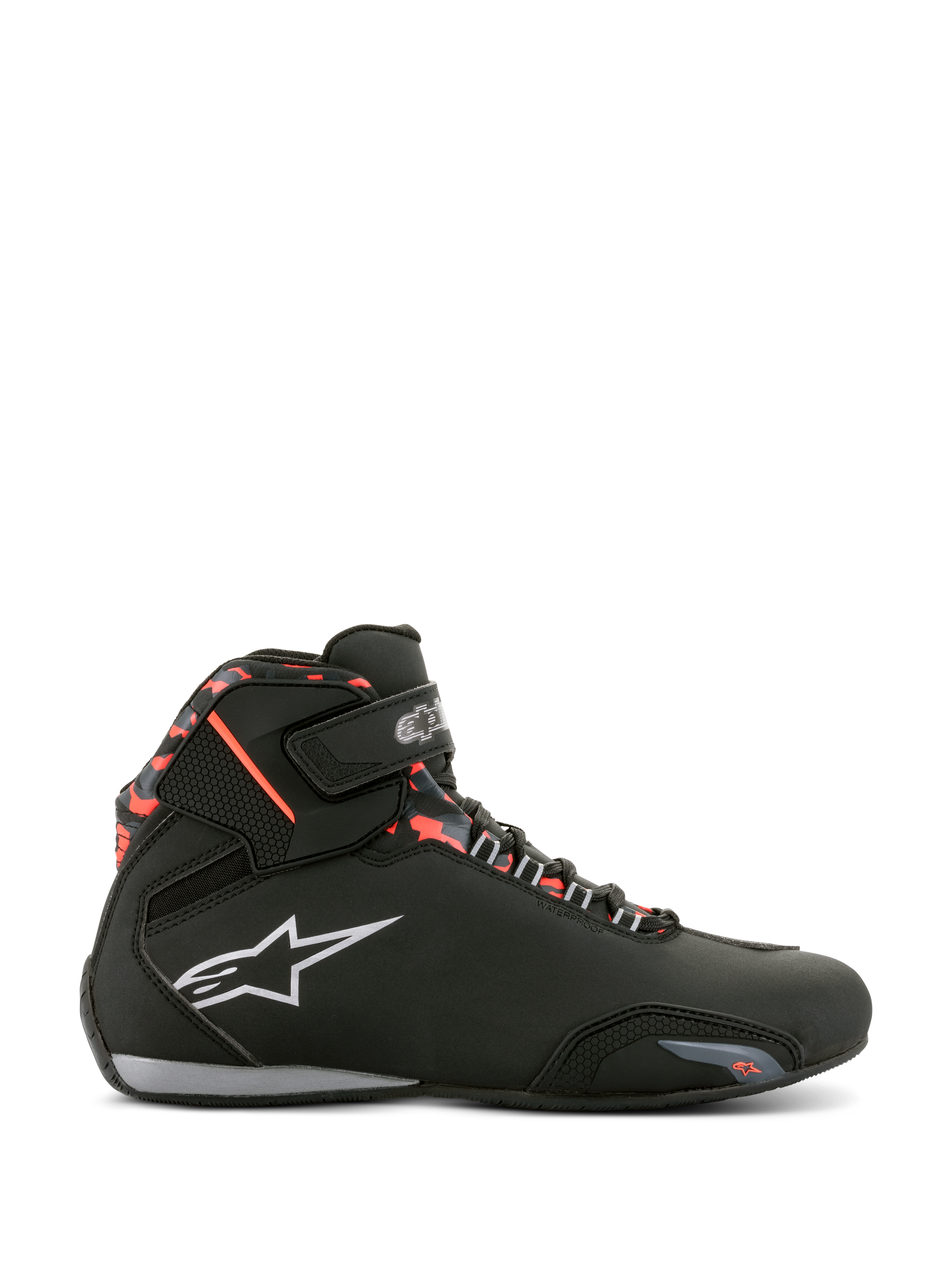 Alpinestars Sektor Waterproof sko, motorcykelsko, sort mørkegrå og rød fluo, sideprofil med snørebånd og velcrostrop, hvidt logo og røde detaljer i camo-stil på ankelkraven.