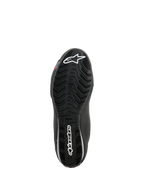 Alpinestars Sektor vandtætte sko, visning af sålen, sort gummi med bølgeformet mønster til vandafledning, med hvidt Astars-logo og Alpinestars-branding, designet til greb og støtte på motorcyklens fodhviler