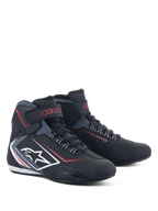 Alpinestars Sektor Waterproof sko, motorcykelkøresko, sort med røde og hvide detaljer, hvidt stjernelogo på siden, velcro-ankelrem og snøresystem, strømlinet atletisk design til landevejskørsel