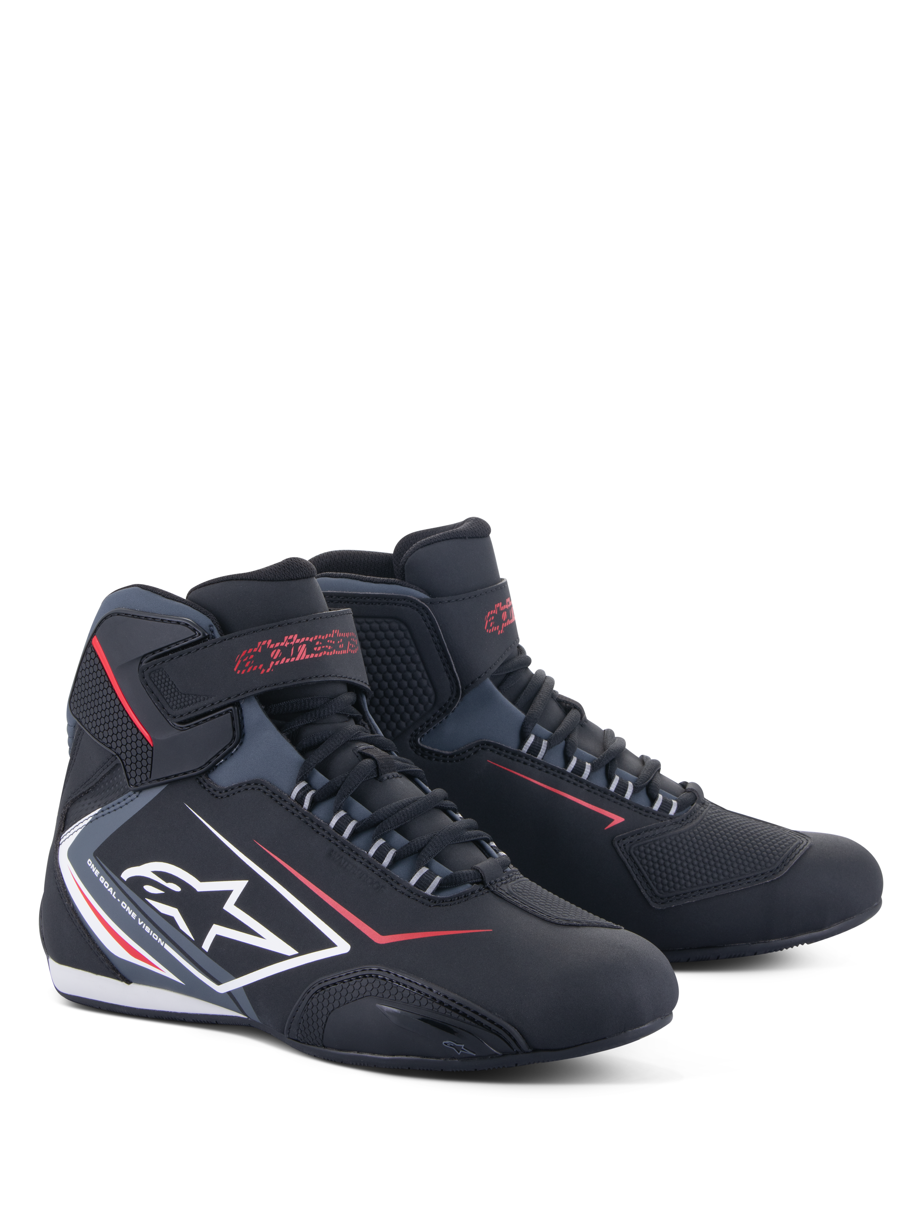 Alpinestars Sektor Waterproof sko, motorcykelkøresko, sort med røde og hvide detaljer, hvidt stjernelogo på siden, velcro-ankelrem og snøresystem, strømlinet atletisk design til landevejskørsel