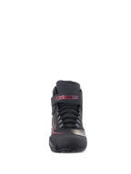 Alpinestars Sektor vandtætte sko, motorcykel-køresko, sort med hvide og røde detaljer, set forfra med et sikkert snøresystem og en velcro-ankelrem med rødt Alpinestars-navnetræk, holdbar mikrofiberfinish