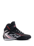 Alpinestars Sektor vandtætte sko, sideprofil, sort med grå og hvide detaljer og røde accenter, med snørebånd, velcro-ankelstrop, Alpinestars-logo og 'Waterproof'-branding, strømlinet motorcykelfodtøj.