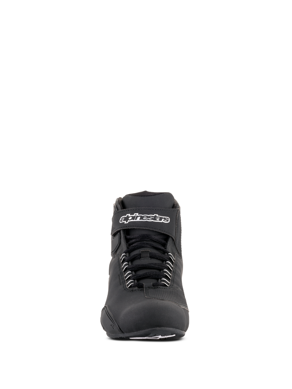 Alpinestars Sektor Waterproof Sko, sorte køresko, set forfra med sorte snørebånd og en velcro-ankelrem med hvidt Alpinestars-logo, strømlinet mikrofiberdesign til motorcykelkørsel i alt slags vejr