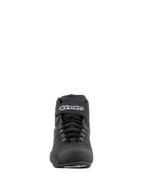 Alpinestars Sektor Waterproof Sko, sorte køresko, set forfra med sorte snørebånd og en velcro-ankelrem med hvidt Alpinestars-logo, strømlinet mikrofiberdesign til motorcykelkørsel i alt slags vejr