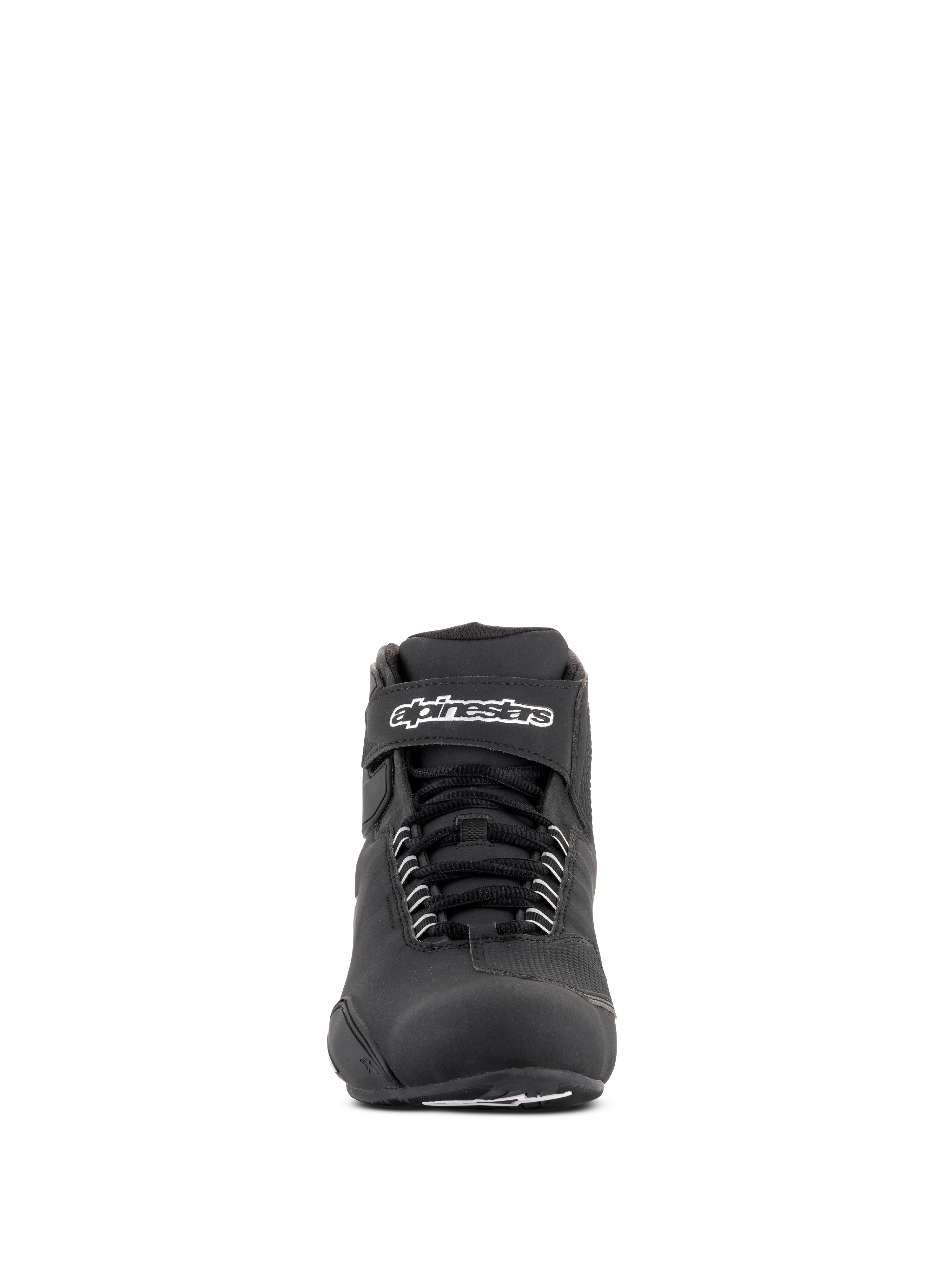 Alpinestars Sektor Waterproof Sko, sorte køresko, set forfra med sorte snørebånd og en velcro-ankelrem med hvidt Alpinestars-logo, strømlinet mikrofiberdesign til motorcykelkørsel i alt slags vejr