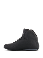 Alpinestars Sektor Waterproof sko, motorcykelsko, sort, profilvisning fra siden med et high-top design, overdel i mikrofiber, teksturerede sidepaneler, hvide snøreøjer og brandlogo på anklen.