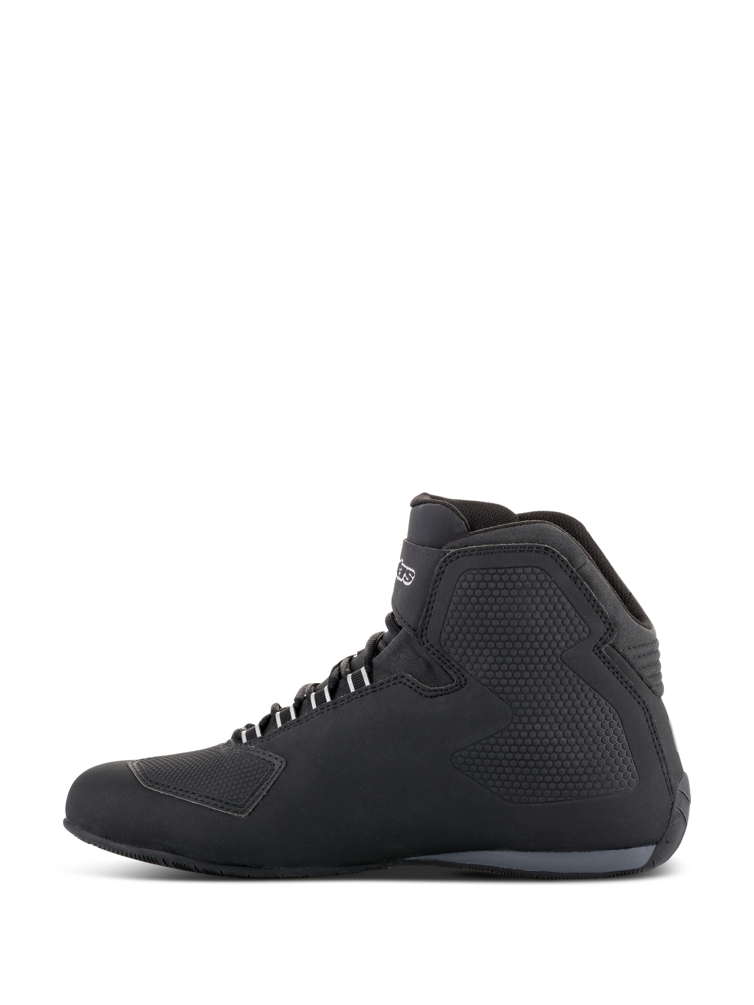Alpinestars Sektor Waterproof sko, motorcykelsko, sort, profilvisning fra siden med et high-top design, overdel i mikrofiber, teksturerede sidepaneler, hvide snøreøjer og brandlogo på anklen.