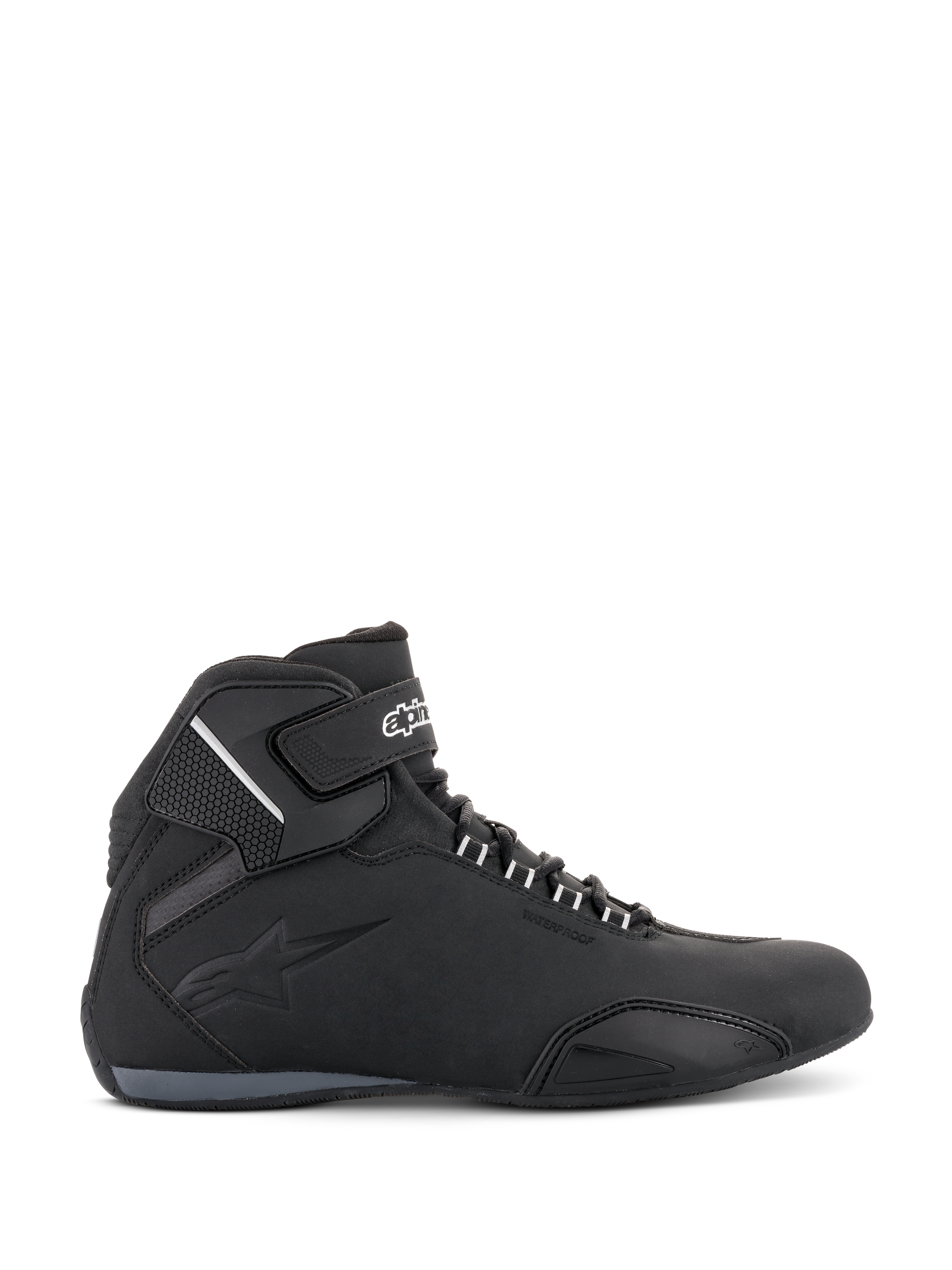 Alpinestars Sektor Waterproof sko, motorcykelsko, sort, profilvisning fra siden, strømlinet mikrofiber-chassis med vandtæt membran, forstærket tåboks og sikker velcrolukning ved anklen