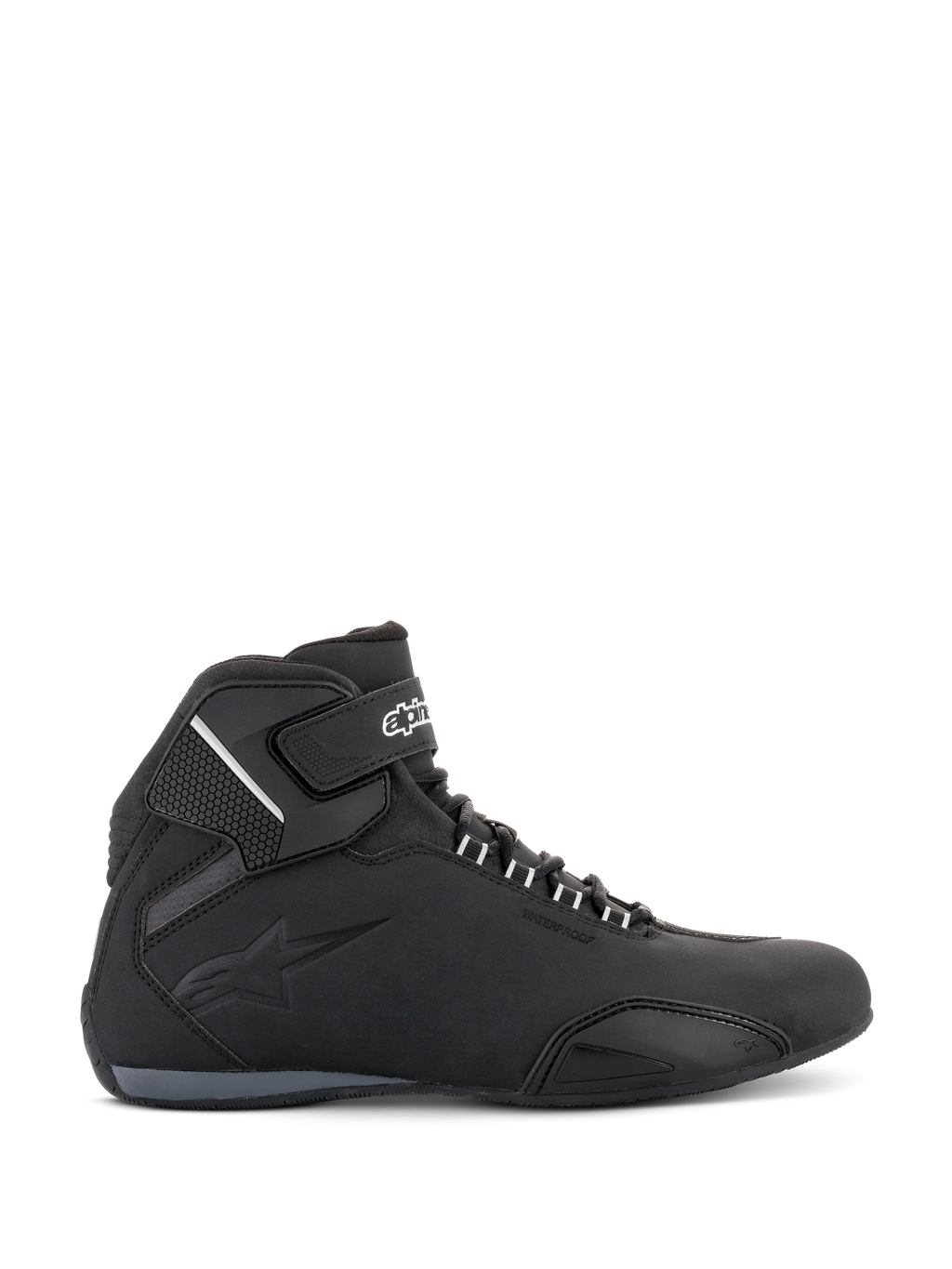 Alpinestars Sektor Waterproof sko, motorcykel køresko, sort, sideprofil med et letvægts mikrofiber-chassis, ankelrem med hvidt logo, præget logo og lavt atletisk design til landevejskørsel.