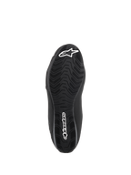Alpinestars Sektor Waterproof sko, sort, undersiden af gummisålen, specialiseret slidbanemønster til vandafledning og greb, hvidt stjernelogo og Alpinestars-navnetræk