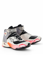 Alpinestars CR-X Drystar® køresko til damer, motorcykelsko, hvid, mellemgrå, sort og diva pink, strømlinet atletisk silhuet med livlige pink gradientdetaljer, velcro-ankelremme og Astar-logo på siden, vandtæt beskyttende fodtøj til landevejskørsel