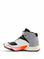 Alpinestars CR-X Drystar® køresko til damer, motorcykel-fodtøj i hvid, mellemgrå, sort og Diva Pink, sideprofil med et sporty design med ankelrem og tyk sål, designet til heldagskomfort og beskyttelse