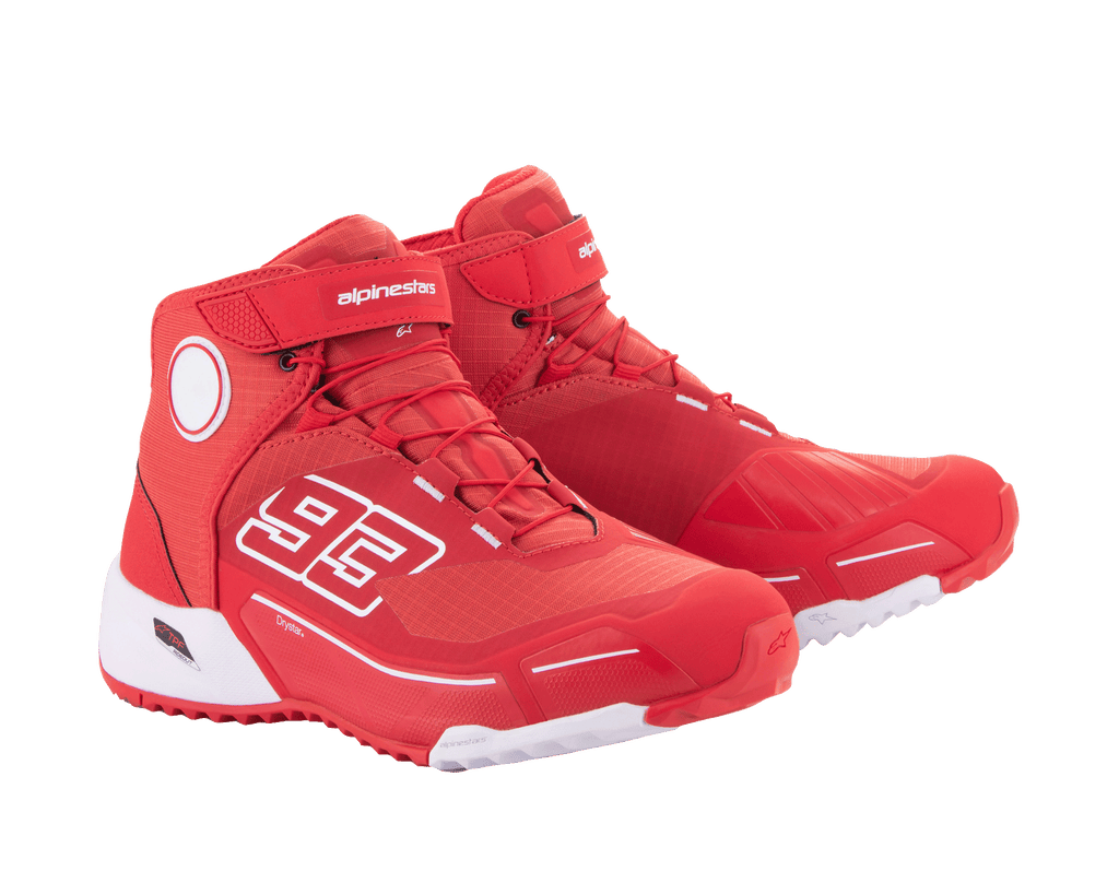 Alpinestars MM93 CR-X Drystar® køresko, klar rød og hvid, set fra siden, med '93'-grafik på siden, Alpinestars-logo på remmen, hvid teknisk sål, løbesko-inspireret silhuet til motorcykelkørsel