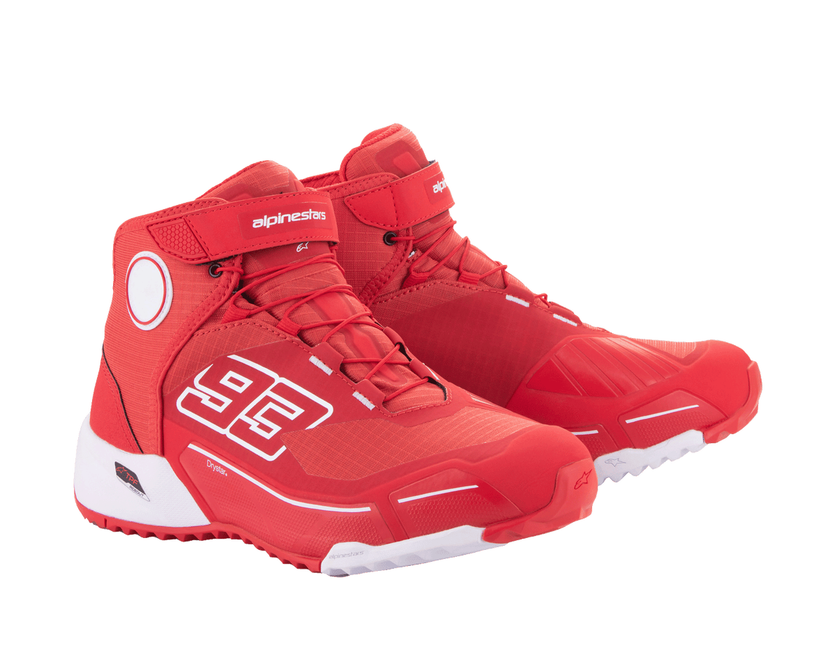 Alpinestars MM93 CR-X Drystar® køresko, klar rød og hvid, set fra siden, med '93'-grafik på siden, Alpinestars-logo på remmen, hvid teknisk sål, løbesko-inspireret silhuet til motorcykelkørsel