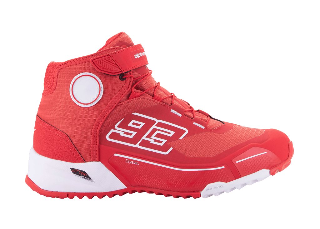 Alpinestars MM93 CR-X Drystar ridestøvler, urban motorcykelsneakers, rød og hvid, høj model med Marc Marquez' nummer 93, vandtæt Drystar-teknologi, tekstureret tekstiloverdel, hvid EVA-mellemsål og rød gummisål, velcrorem og snørelukning