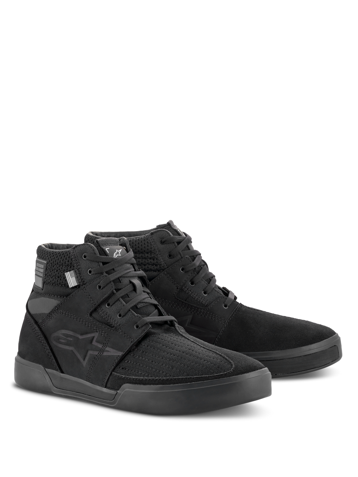 Alpinestars Primer køresko, sort, high-top motorcykelfodtøj, afslappet urbant design i tekstil og ruskind, med tonalt Astars-logo på siden, designet til beskyttelse og komfort uden for motorcyklen