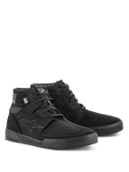 Alpinestars Primer køresko, sort, high-top motorcykelfodtøj, afslappet urbant design i tekstil og ruskind, med tonalt Astars-logo på siden, designet til beskyttelse og komfort uden for motorcyklen