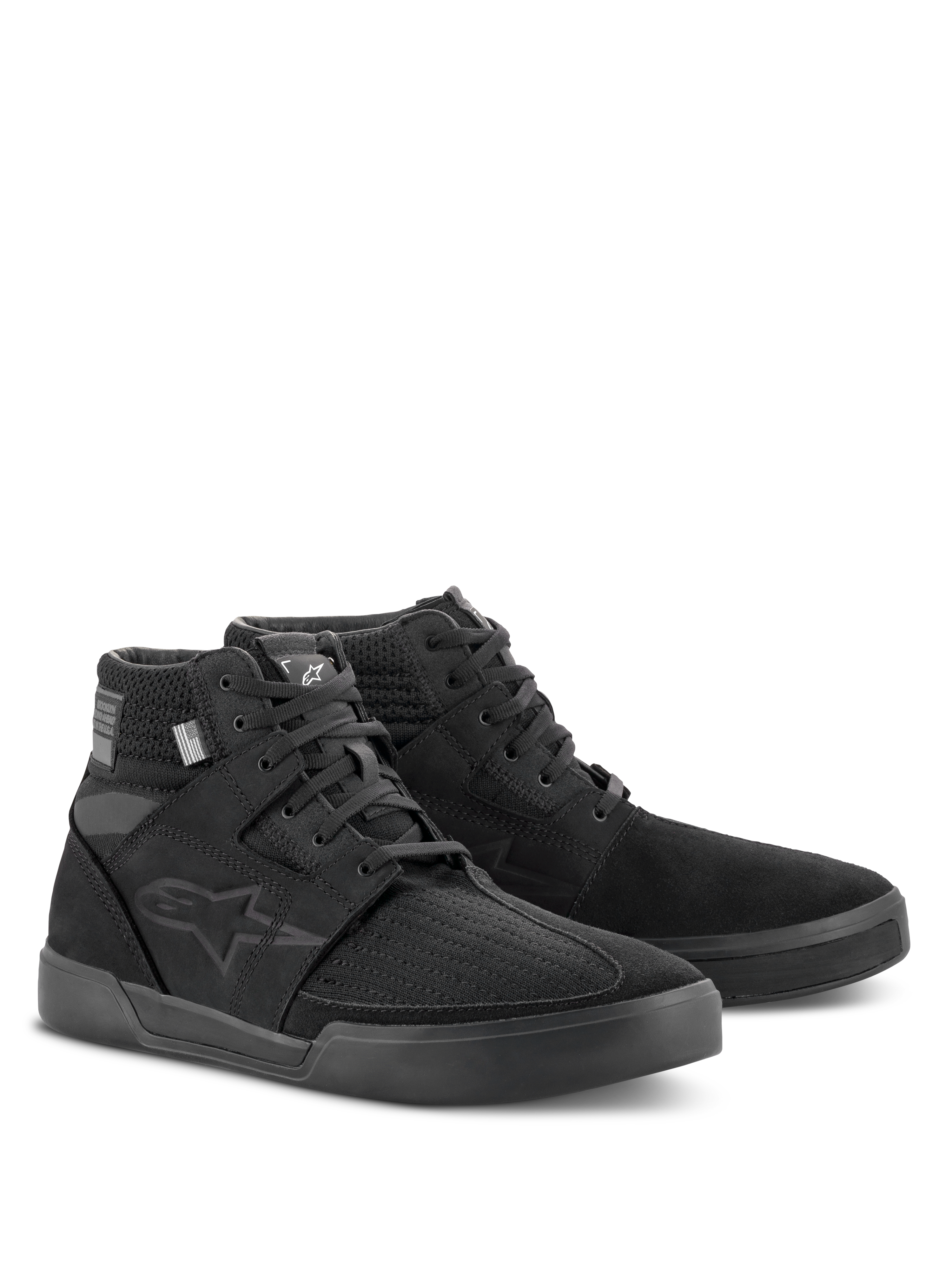 Alpinestars Primer køresko, sort, high-top motorcykelfodtøj, afslappet urbant design i tekstil og ruskind, med tonalt Astars-logo på siden, designet til beskyttelse og komfort uden for motorcyklen