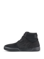 Alpinestars Primer køresko, motorcykelsko, sort, sideprofil, afslappet high-top sneaker-design med Alpinestars-logo, tekstureret krave og flad sål