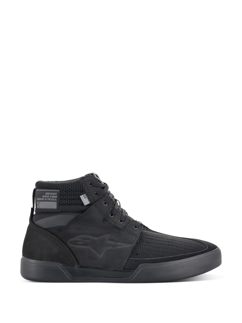 Alpinestars Primer Riding Shoes, sorte motorcykelsneakers, urbant kørefodtøj i høj model, profilvisning, overdel i tekstureret mesh, tyk gummisål, moderne sporty design med et diskret stjernelogo