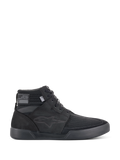 Alpinestars Primer Riding Shoes, sorte motorcykelsneakers, urbant kørefodtøj i høj model, profilvisning, overdel i tekstureret mesh, tyk gummisål, moderne sporty design med et diskret stjernelogo