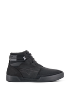 Alpinestars Primer Riding Shoes, sorte motorcykelsneakers, urbant kørefodtøj i høj model, profilvisning, overdel i tekstureret mesh, tyk gummisål, moderne sporty design med et diskret stjernelogo