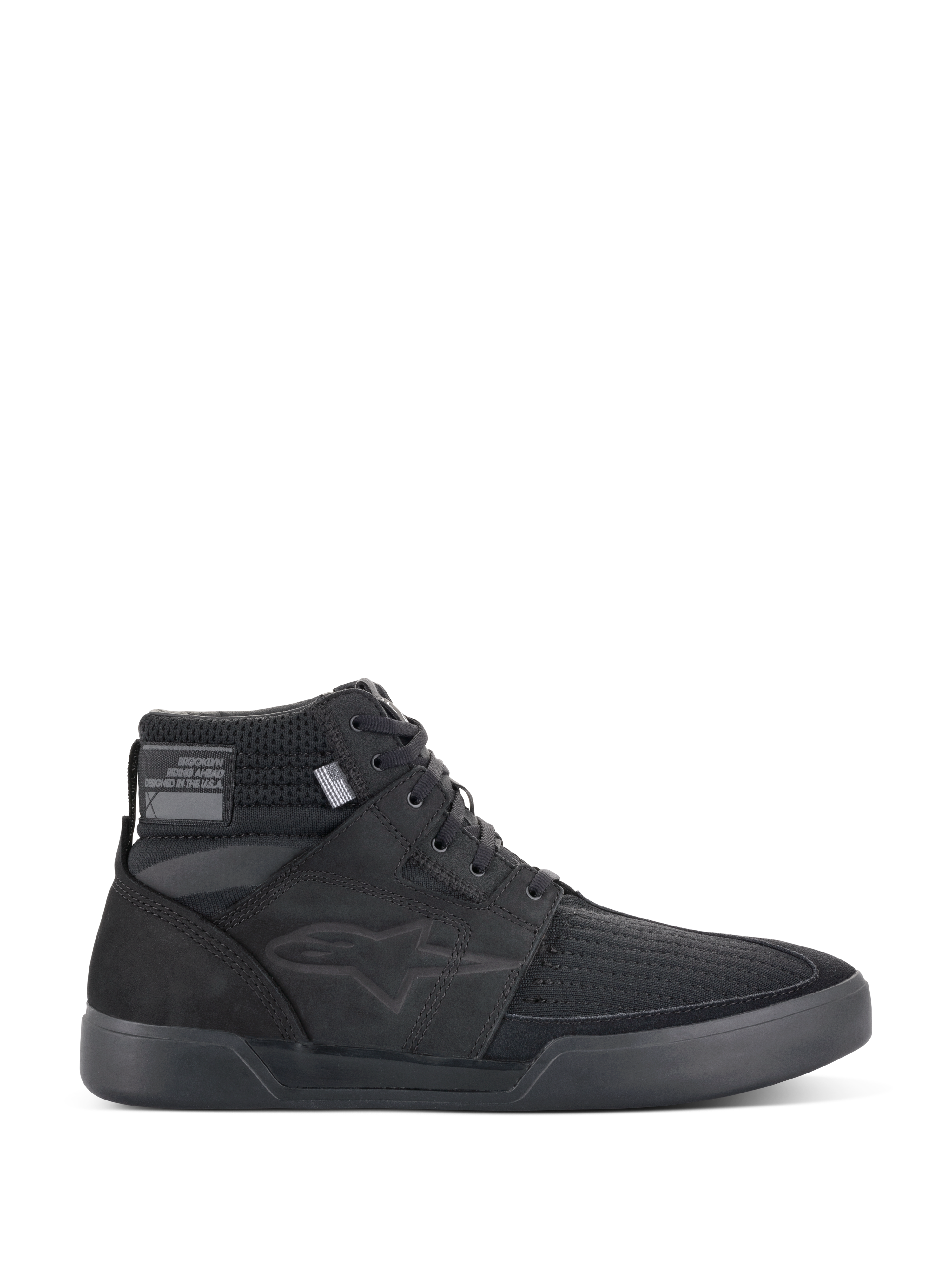 Alpinestars Primer Riding Shoes, sorte motorcykelsneakers, urbant kørefodtøj i høj model, profilvisning, overdel i tekstureret mesh, tyk gummisål, moderne sporty design med et diskret stjernelogo