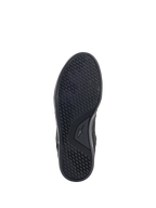 Alpinestars Primer køresko, visning af ydersål, sort, med en oliebestandig dobbelt gummiblandings-sål med en asymmetrisk knoppkonfiguration for greb og høj slidstyrke, TPF-branding synlig på siden