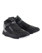 Alpinestars Speedflight Street-sko, sort og gunmetal, urbane motorcykelsko med mesh-overdel og TPU-forstærkninger, lateral lynlåslukning og velcro-ankelrem, moderne sneaker-inspireret design