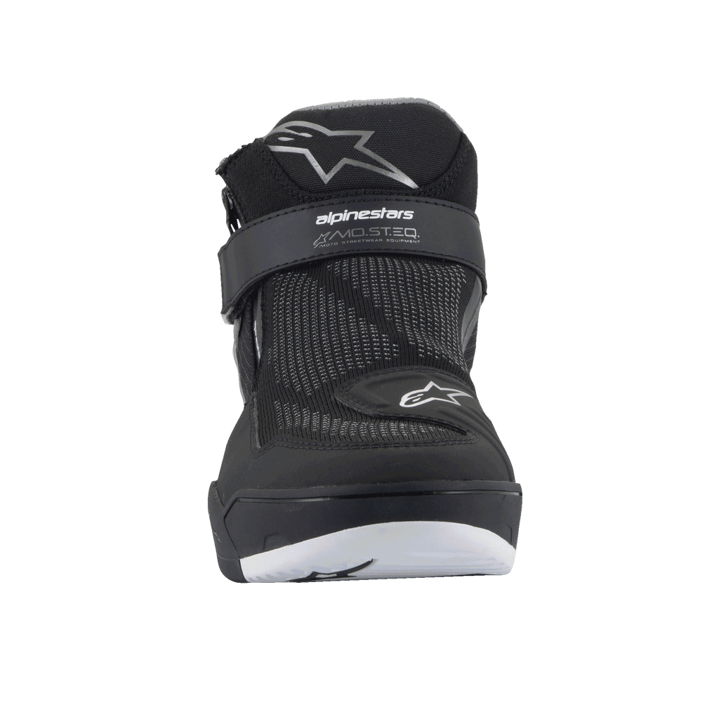Alpinestars Speedflight Street Shoes, Black Gun Metal, set forfra med mesh-overdel, krog og løkke ankelrem med MO.ST.EQ.-branding og stjernelogoer, moderne urbane motorcykelsko