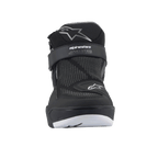 Alpinestars Speedflight Street Shoes, Black Gun Metal, set forfra med mesh-overdel, krog og løkke ankelrem med MO.ST.EQ.-branding og stjernelogoer, moderne urbane motorcykelsko