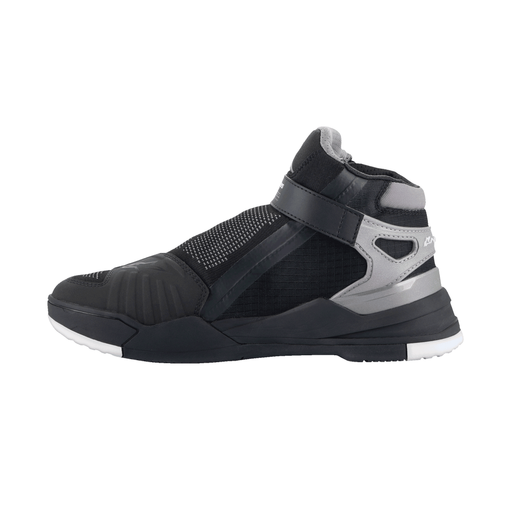 Alpinestars Speedflight Street Shoes, urbane motorcykelsko, Sort og Gun Metal, sideprofil med mesh-overdel, TPU-forstærkninger og lateral remlukning, sporty sneaker-inspireret design