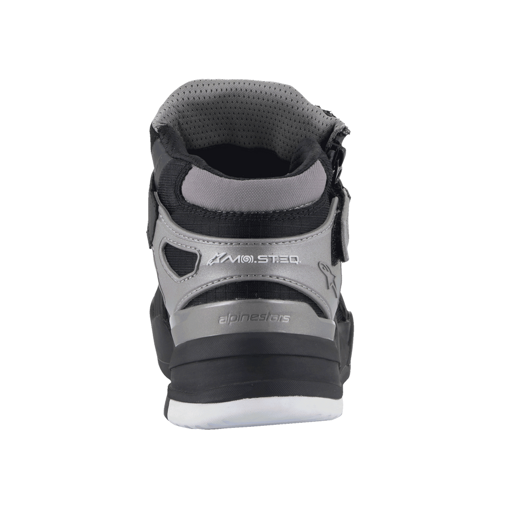 Alpinestars Speedflight Street Shoes, Black Gun Metal, set bagfra af urban motorcykelsko, med MO.ST.EQ-branding på hælen, grå og sorte mesh- og syntetiske paneler, holdbar tekstureret sål.