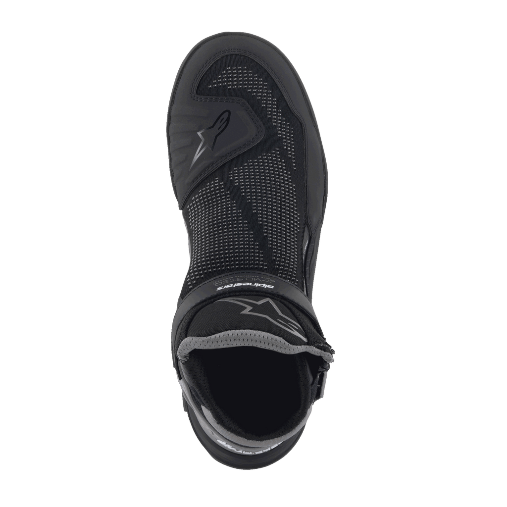 Alpinestars Speedflight Street sko, Black Gun Metal, set fra oven af en enkelt sko med mesh-overdel, TPU-forstærkninger og krog og løkke-rem, urbane motorcykelsko