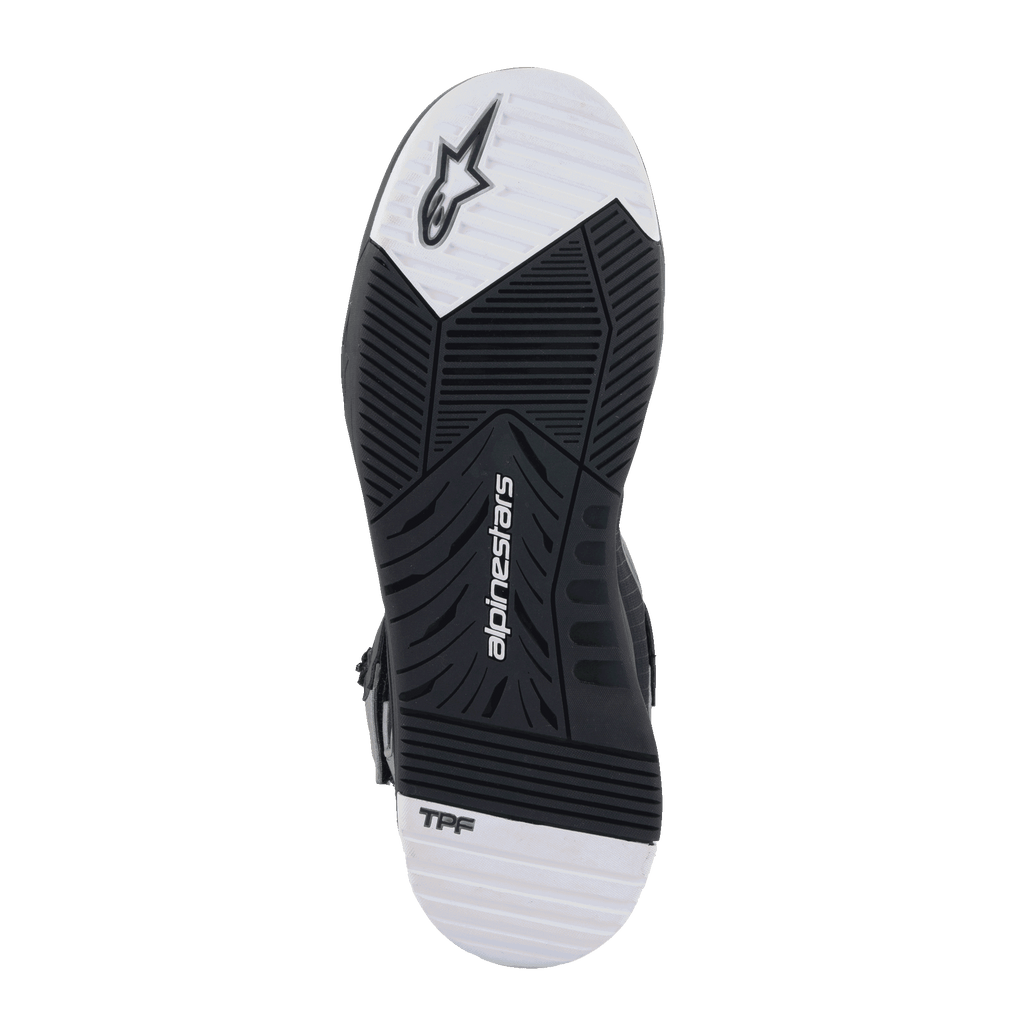 Alpinestars Speedflight Street sko, sålvisning, sort og hvid gummisål med dobbelt densitet og tilspidset slidbanemønster, med Alpinestars-logo og TPF-branding, urbant motorcykelfodtøj