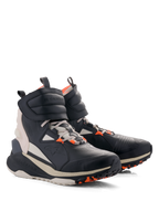 Alpinestars Speedstreet sko, urbane motorcykelsko, Black Almond Hot Orange, high-top street-inspireret design med overdel i mikrofiber, stor ankelrem med krog-og-løkke-lukning, snørebånd og tyk off-white sål med orange grebsdetaljer
