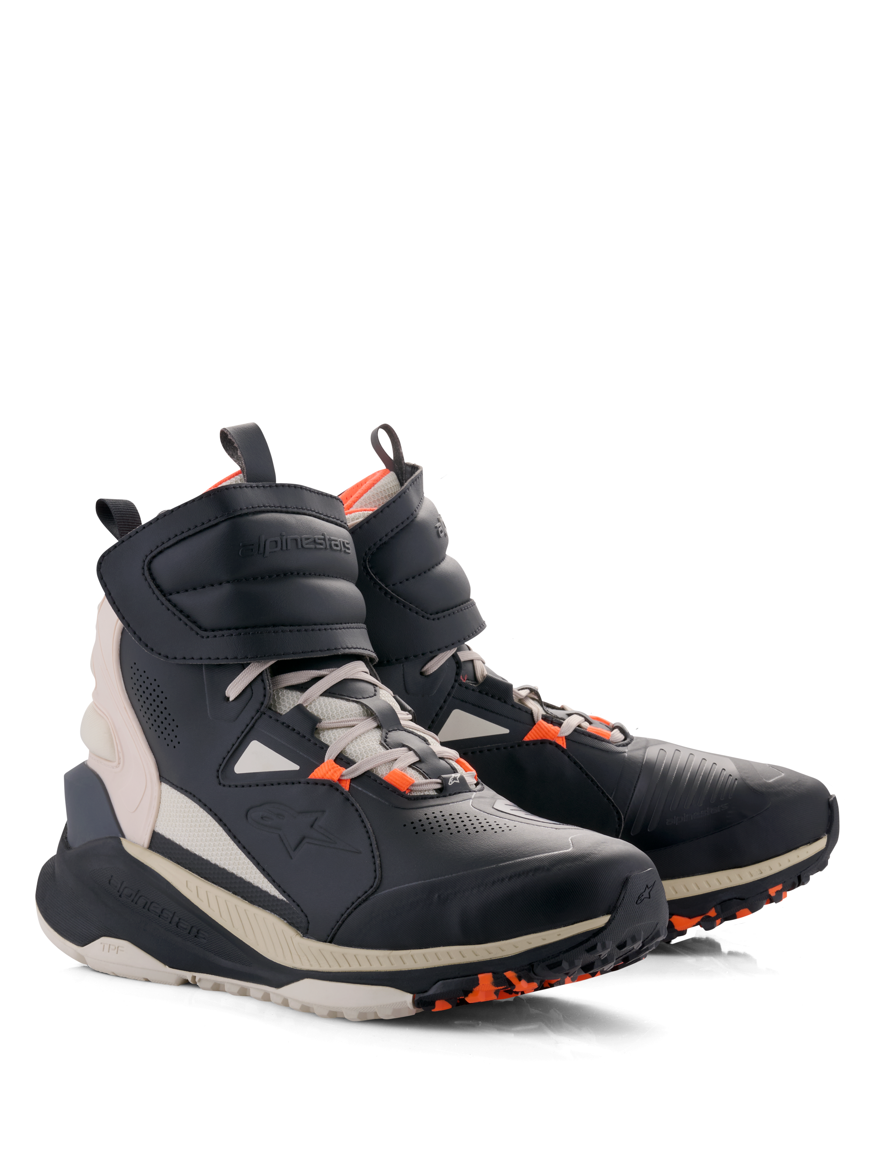 Alpinestars Speedstreet sko, urbane motorcykelsko, Black Almond Hot Orange, high-top street-inspireret design med overdel i mikrofiber, stor ankelrem med krog-og-løkke-lukning, snørebånd og tyk off-white sål med orange grebsdetaljer