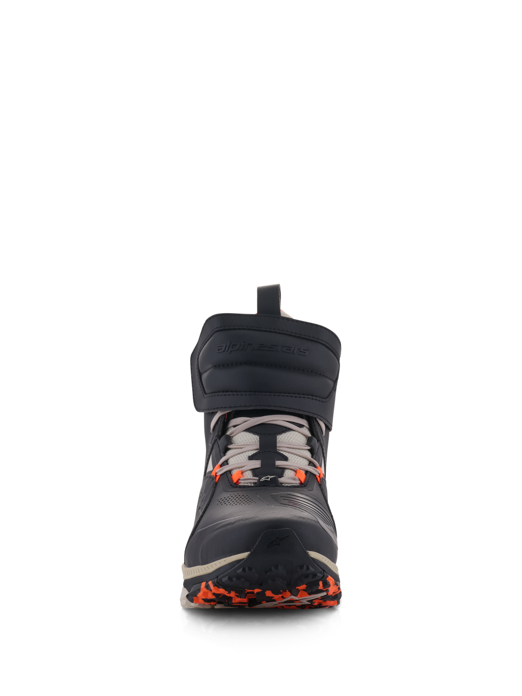 Alpinestars Speedstreet-sko, urbane motorcykelsko, Black Almond og Hot Orange, set forfra med en stor ankelrem med krog-og-løkke-lukning, snørelukning og orange detaljer på sålen