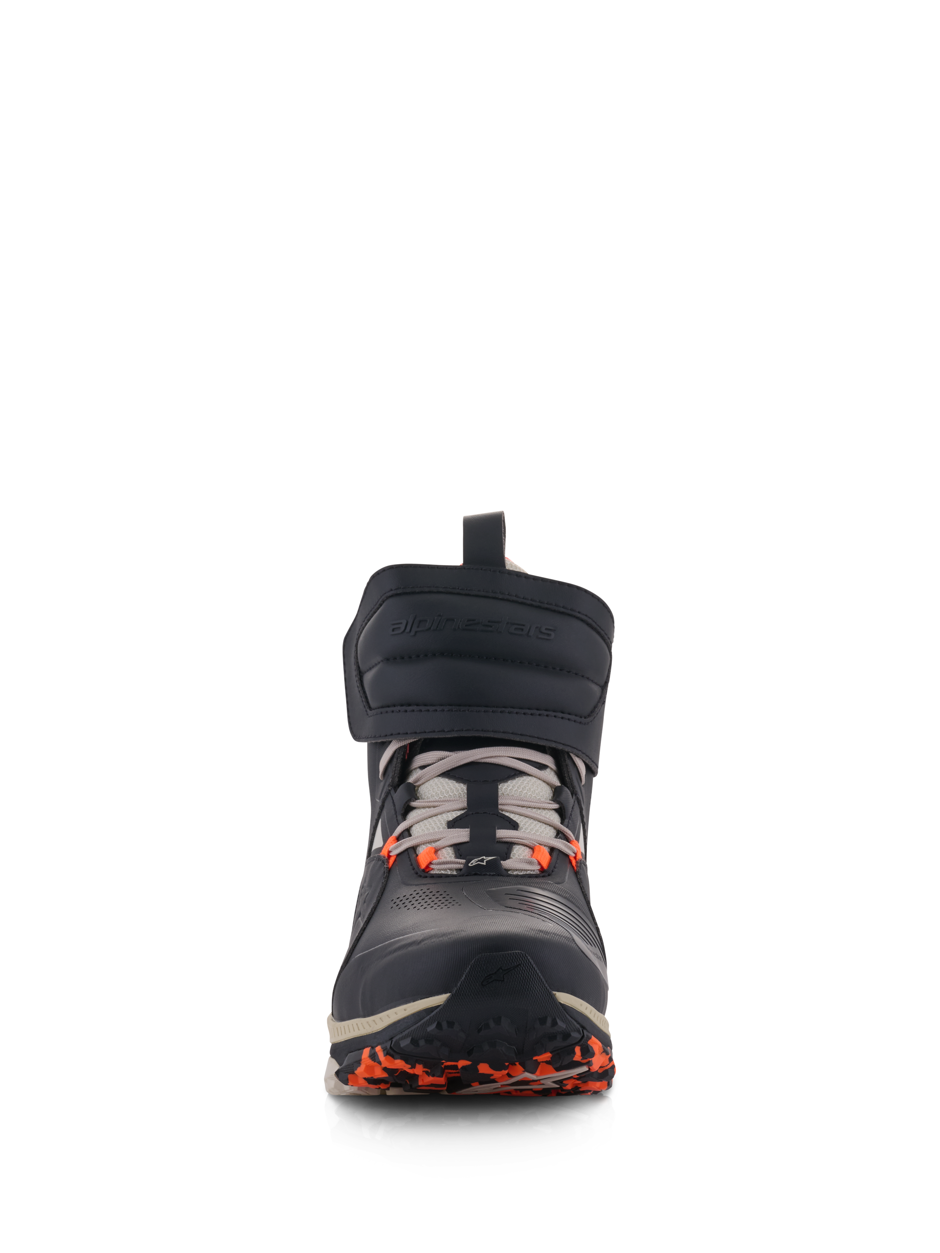 Alpinestars Speedstreet-sko, urbane motorcykelsko, Black Almond og Hot Orange, set forfra med en stor ankelrem med krog-og-løkke-lukning, snørelukning og orange detaljer på sålen