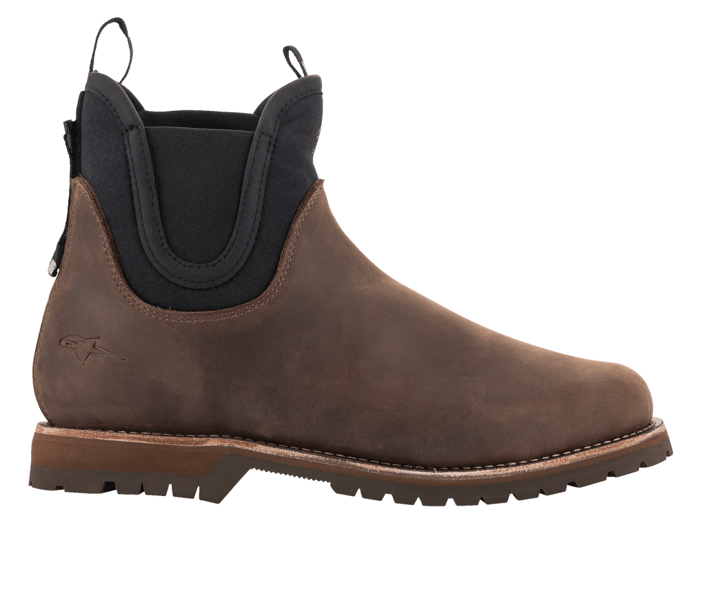 Alpinestars Turnstone sko, chokoladebrune Chelsea-støvler i læder, urbant motorcykelfodtøj, sorte elastiske sidepaneler, robust mønstret sål, klassisk silhuet
