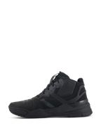 Alpinestars Speedflight sko, sort, sideprofil af performance motorcykel-køresko, mid-top sneaker-inspireret design med ripstop-overdel og sømløse forstærkningspaneler, holdbar helt sort atletisk silhuet