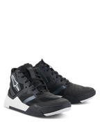 Alpinestars Speedflight sko, performance-køresko, sort og hvid, sneakers i gade-stil til motorcykelkørsel med ripstop-overdel, hvide detaljer på mellemsålen og Alpinestars-logo på siden