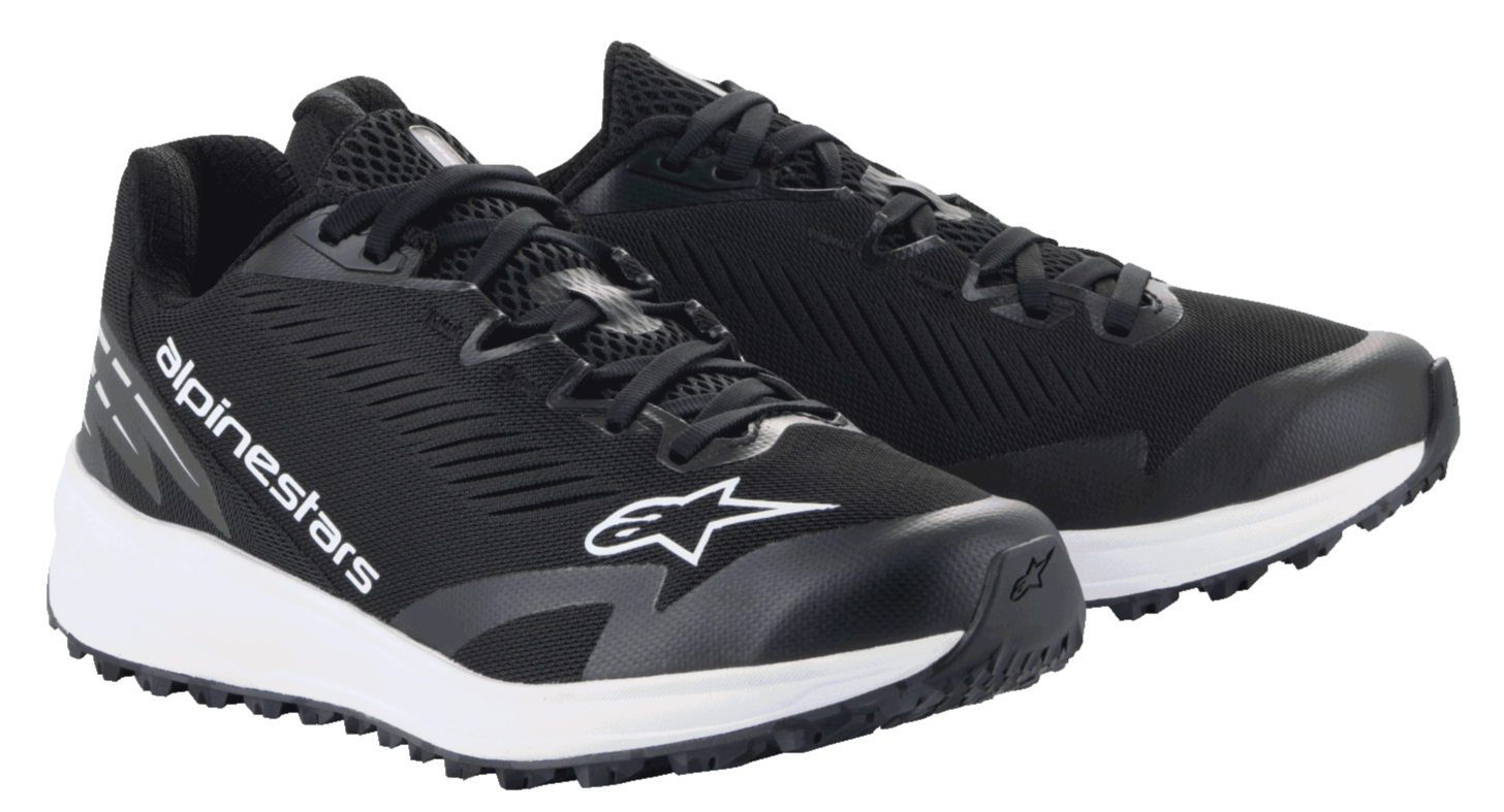 Alpinestars Meta Road V2 sko, sportswear sko, sort og hvid, åndbar mesh-overdel med hvidt Alpinestars-branding, tyk hvid mellemsål, atletisk design til raceteam-arbejdstøj