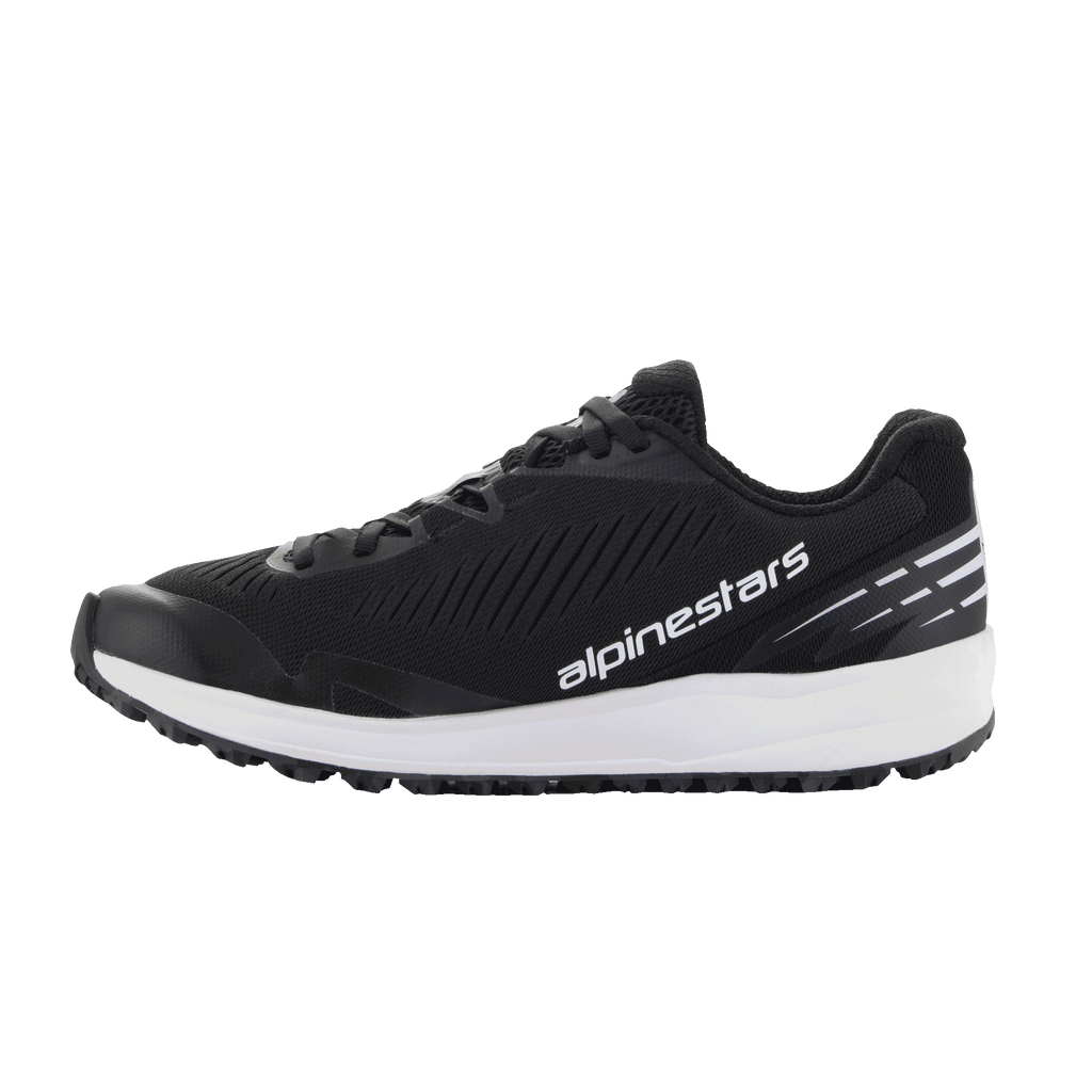 Alpinestars Meta Road V2 sko, sportssko, sort og hvid, åndbar mesh-overdel med diagonale teksturerede riller, tyk hvid mellemsål, hvidt Alpinestars-logo på siden, hvide stribe-detaljer på hælen, atletisk design til fritidsbrug og raceteam-arbejdstøj