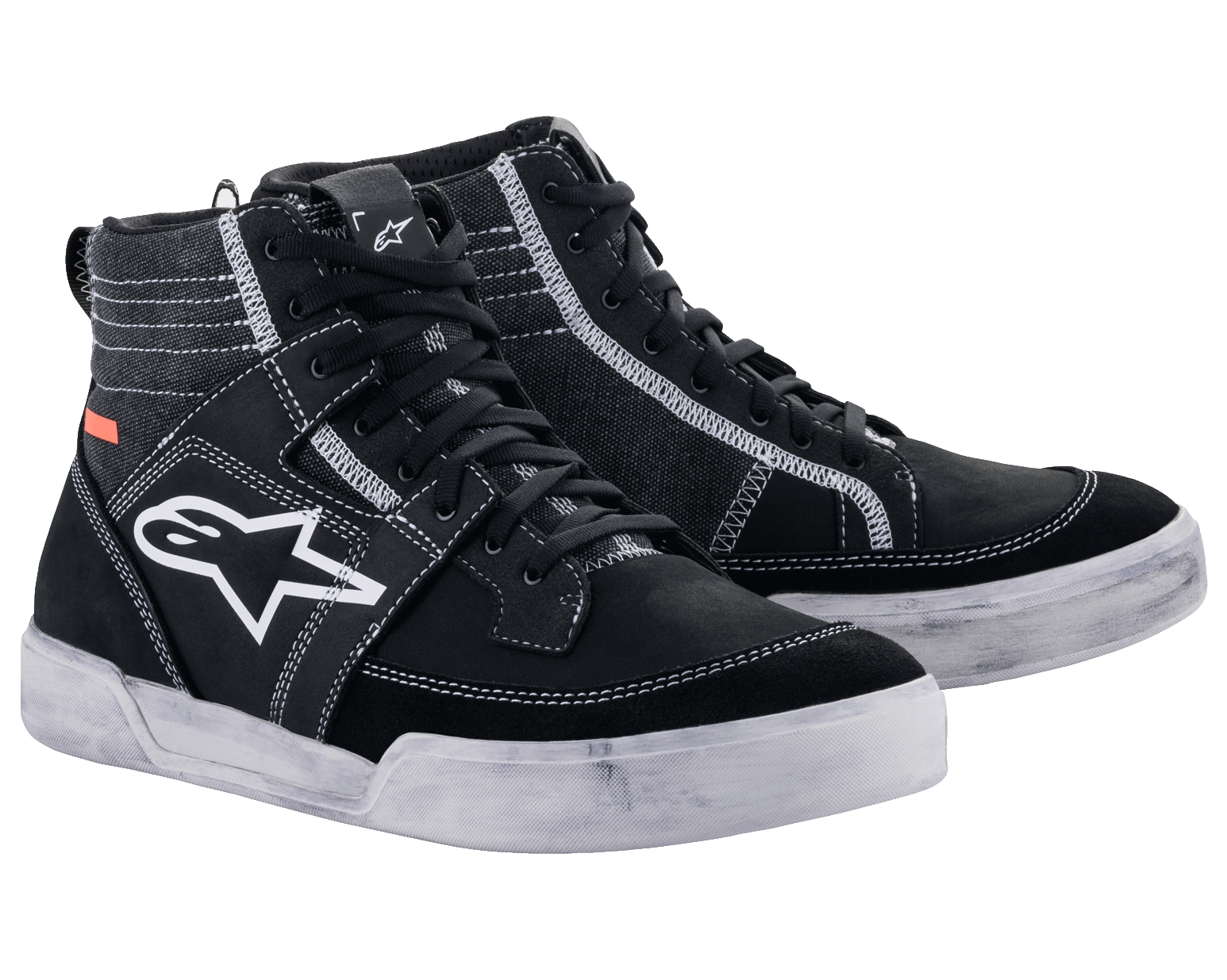 Alpinestars Ageless Riding Shoes, urban motorcykelfodtøj, sort med hvide kontrastsyninger og hvide såler, high-top sneaker-silhuet med et stort hvidt stjernelogo på siden, afslappet beskyttelsesudstyr til landevejskørsel