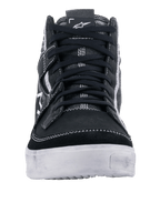 Alpinestars Ageless Riding Shoes, sort hvid og grå, casual motorcykelsko set forfra, overdel i sort ruskind og lærred med hvide kontraststikninger, holdbar hvid sål, urbant kørefodtøj