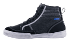 Alpinestars Ageless Riding Shoes, sorte og Cool Gray motorcykelsko, set fra siden, lærred- og ruskindskonstruktion med hvide kontrastsyninger, high-top sneaker-stil med off-white sål og sorte snørebånd.