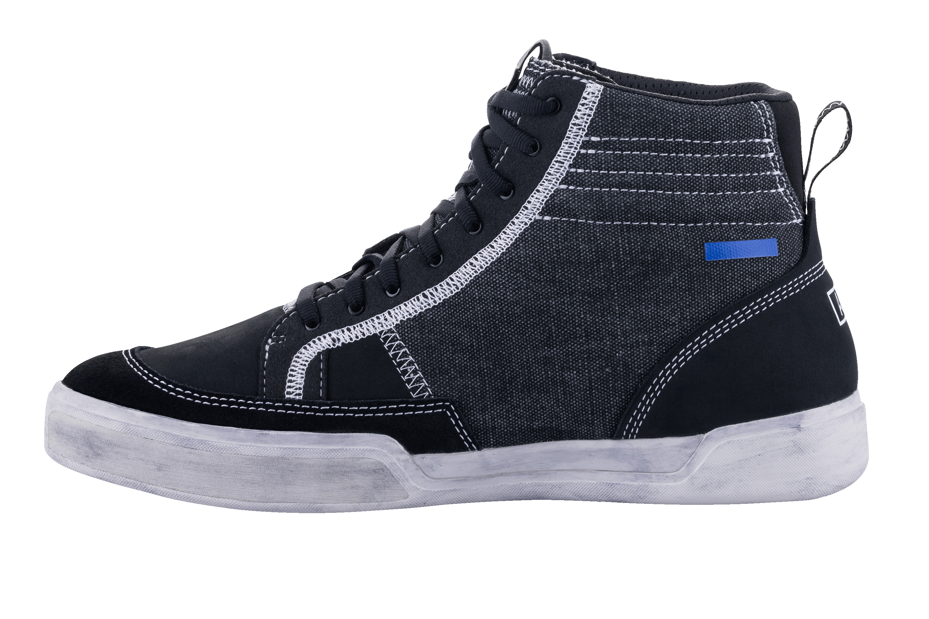 Alpinestars Ageless Riding Shoes, sorte og Cool Gray motorcykelsko, set fra siden, lærred- og ruskindskonstruktion med hvide kontrastsyninger, high-top sneaker-stil med off-white sål og sorte snørebånd.