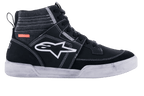 Alpinestars Ageless motorcykelsko, urbane motorcykelsko, sort og hvid, high-top sneaker-silhuet med paneler i ruskind og lærred, hvide kontrastsyninger, hvidt A-star-logo på siden og en hvid gummisål