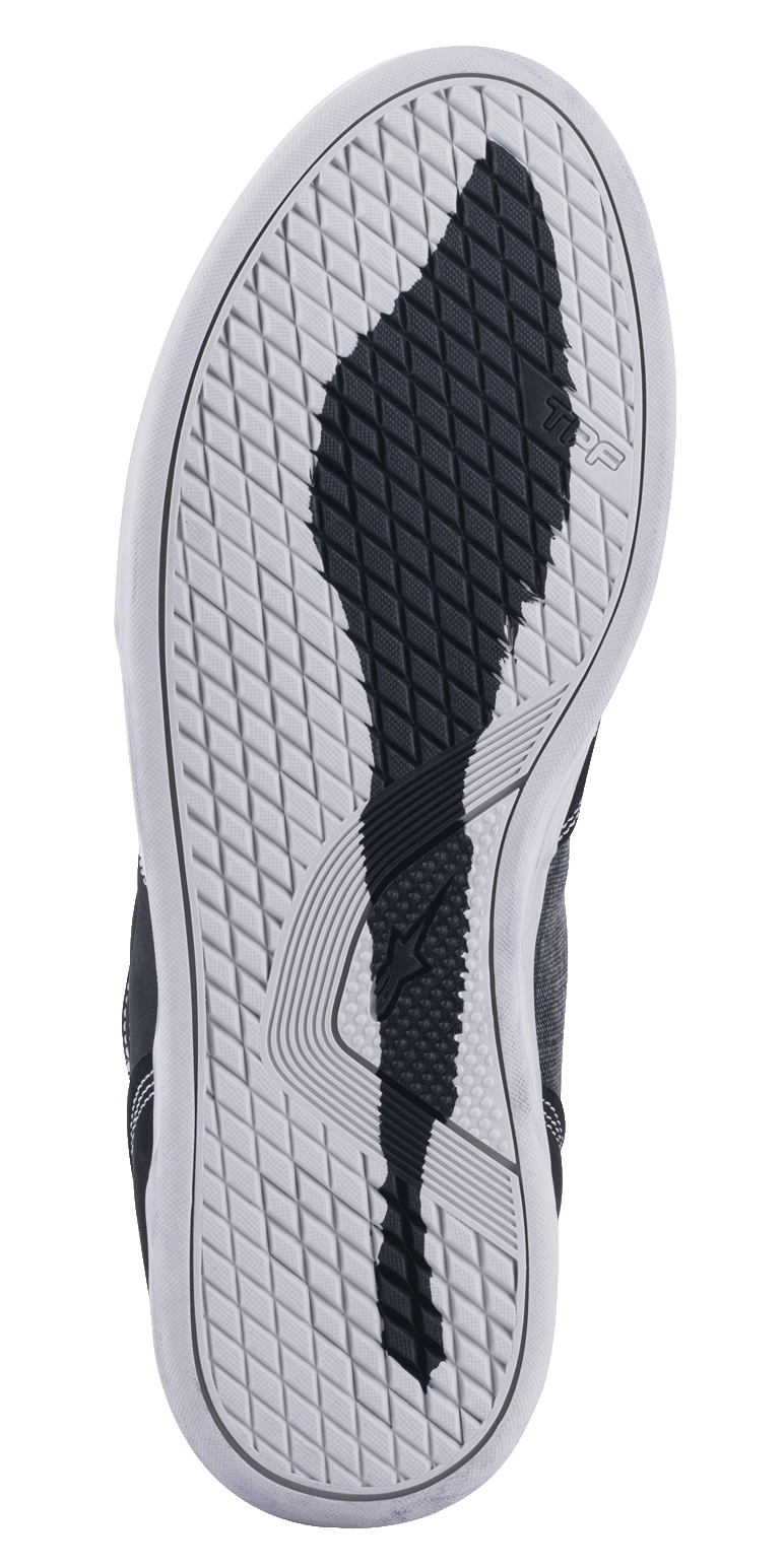 Alpinestars Ageless Riding Shoes, set fra bunden, hvid gummiydersål med sort tekstureret grebsmønster, med TPF og Alpinestars stjernelogoer, diamantformet slidbanemønster til urban motorcykelkørsel